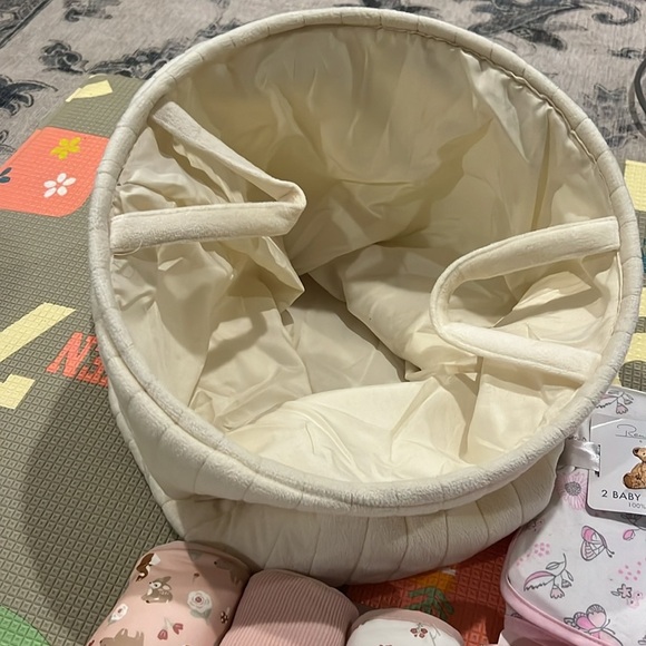 Baby girl towel, blanket and basket set NWT - Picture 5 of 6